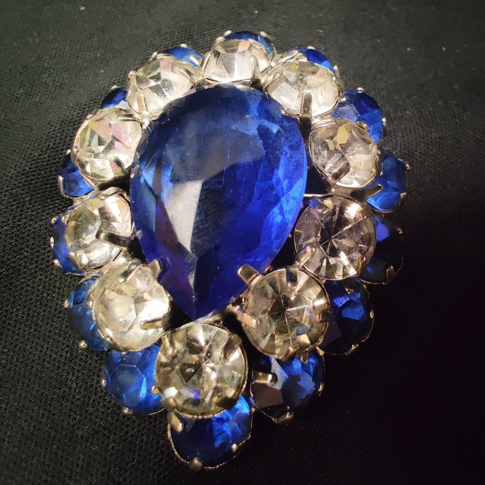 Older Vintage Tiered Rhinestone Brooch Prong Set